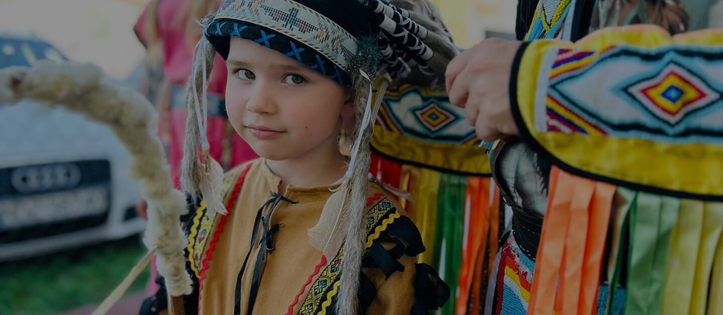 przedszkolak w indiańskim przebraniu