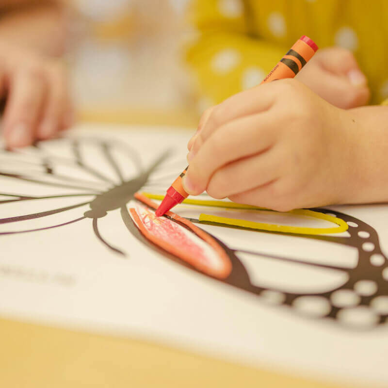 dziecko kolorujące obrazek